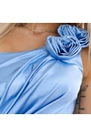 világoskék szatén félvállas hosszú alkalmi ruha vállán 3D rózsa díszítéssel vállrészre közelítve
