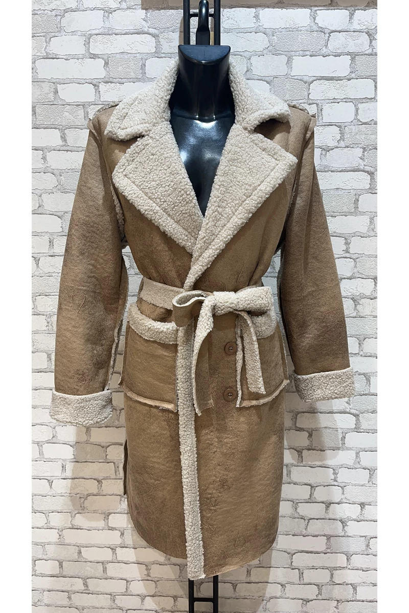 Bézs műirha kabát szőrmehatású béléssel és övvel