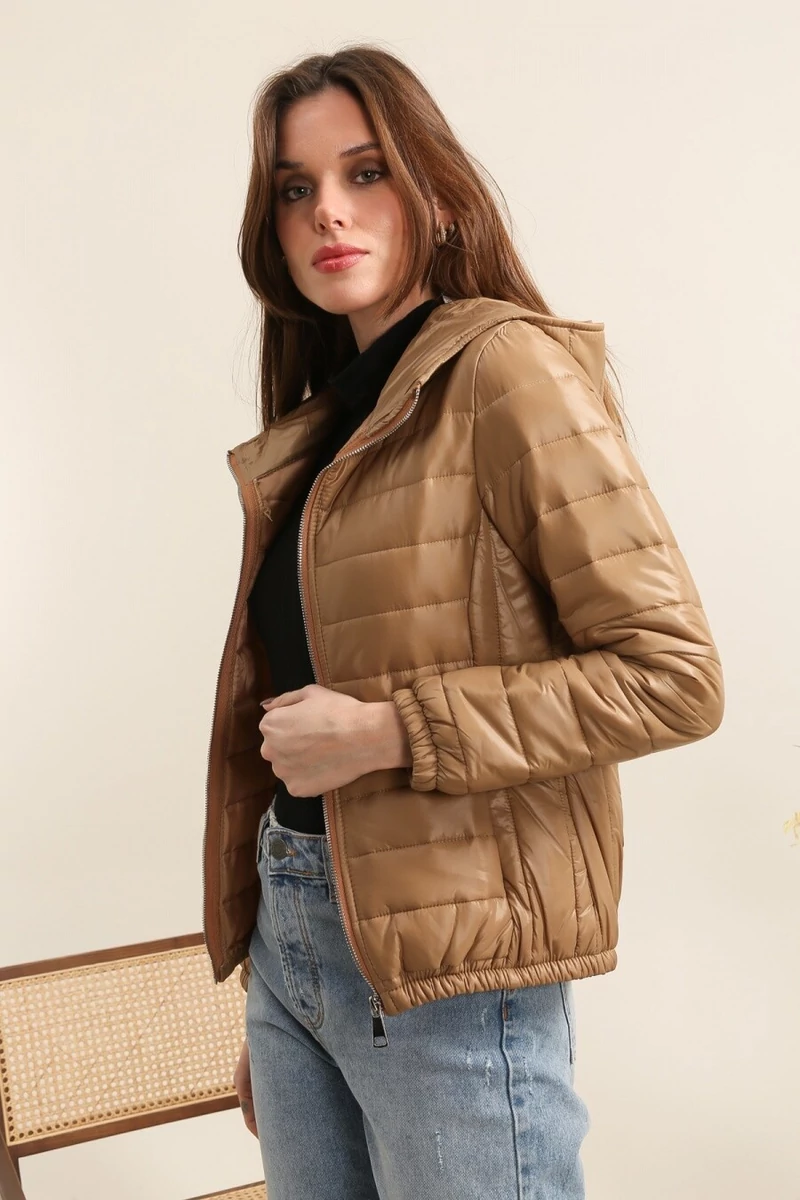 Camel női steppelt kabát cipzárral és kapucnival