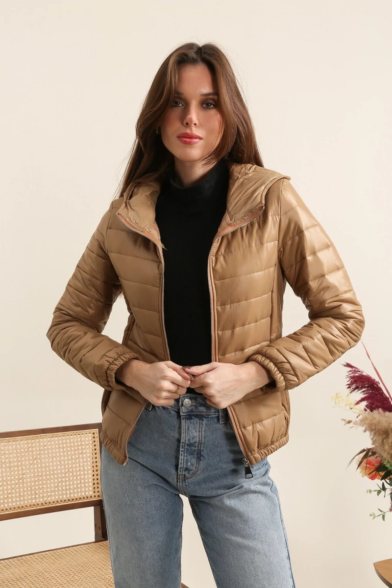 Camel női steppelt kabát cipzárral és kapucnival