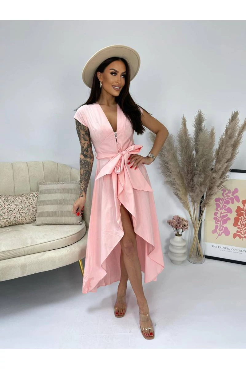 Rózsaszín ruha övvel, aszimmetrikus szabás, V nyakkivágás, eleje gombos